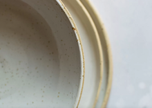 Carica l'immagine nel visualizzatore di Gallery, PIATTO PIANO 27 - GRES BIANCO