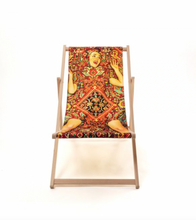 Carica l'immagine nel visualizzatore di Gallery, SDRAIO IN LEGNO - LADY ON CARPET