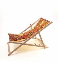 Carica l'immagine nel visualizzatore di Gallery, SDRAIO IN LEGNO - LADY ON CARPET